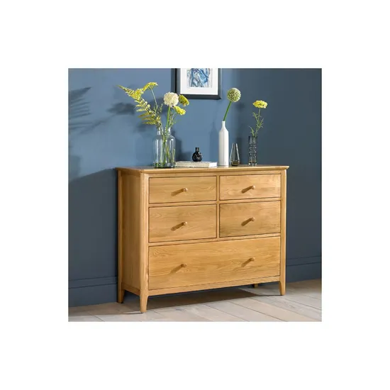 Expositor de canto alto envidraçado pintado de branco